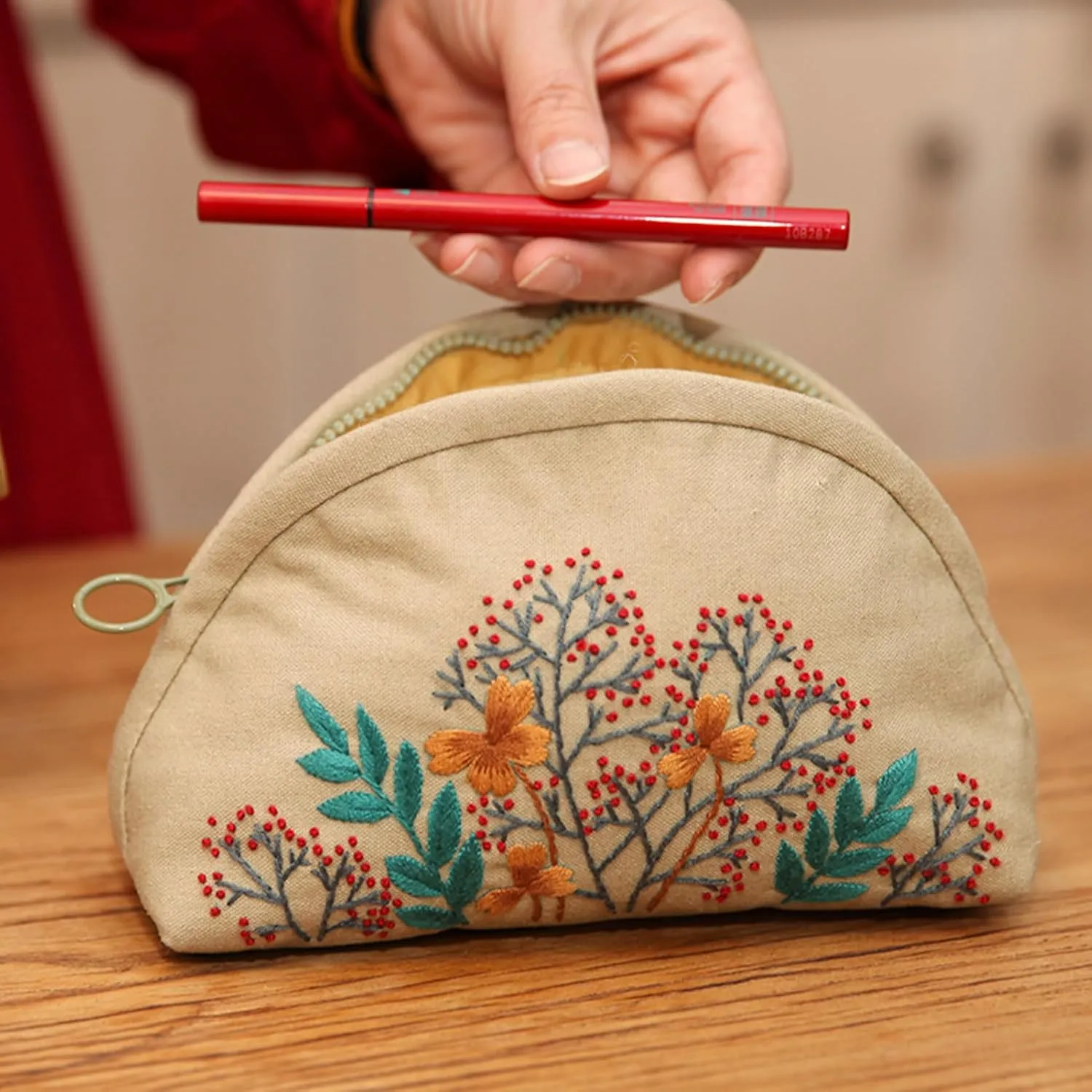 FONNUY Embroidery Kit Makeup Bag for Beginners, Flowers Pre-Stamped Pattern Handbag Coin Purses Making Kits for Adults with Hoop, Easy to Follow Color Thread Needlework (Beige)